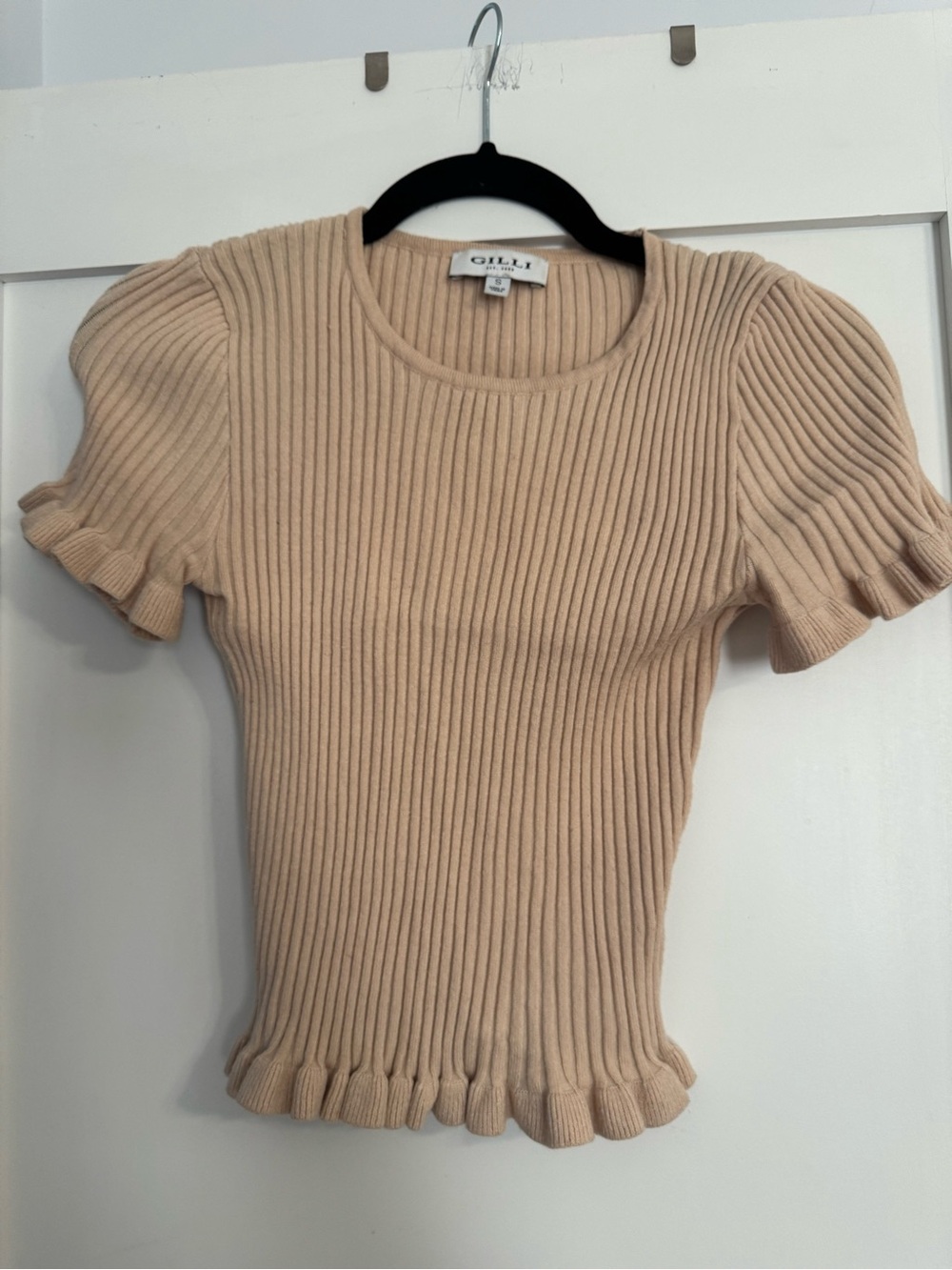 Gilli Ribbed Puff Sleeve Short Sleeve Top in Beige